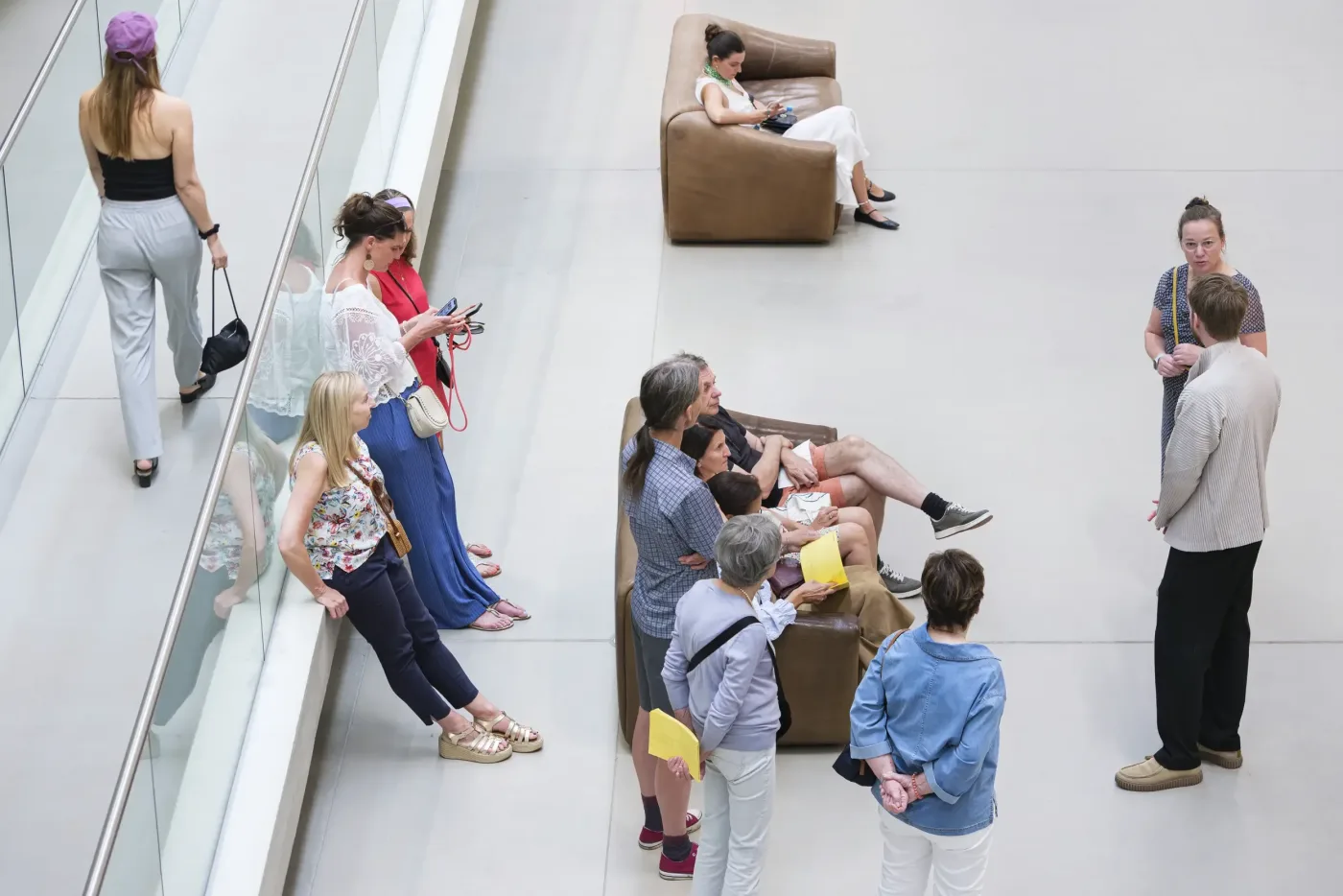 Menschen in der Langen Foundation während einer Führung.