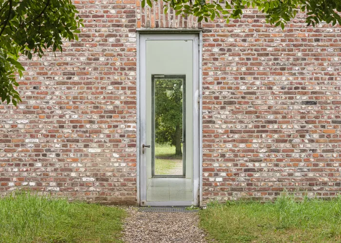 Eingangstür des … Gebäudes.